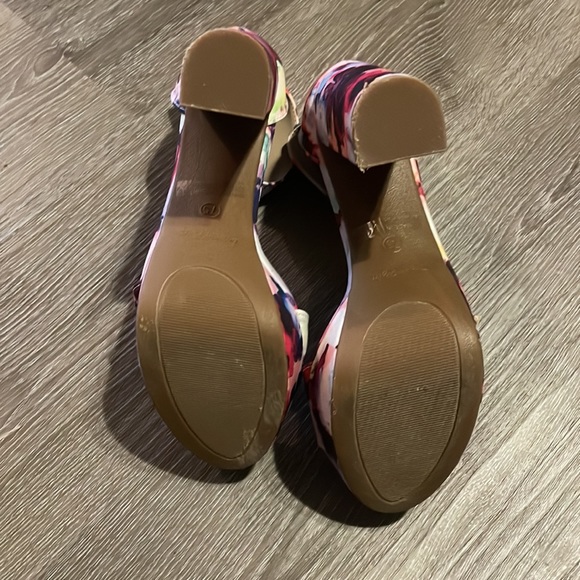 Dream Pairs floral heels - Picture 2 of 6